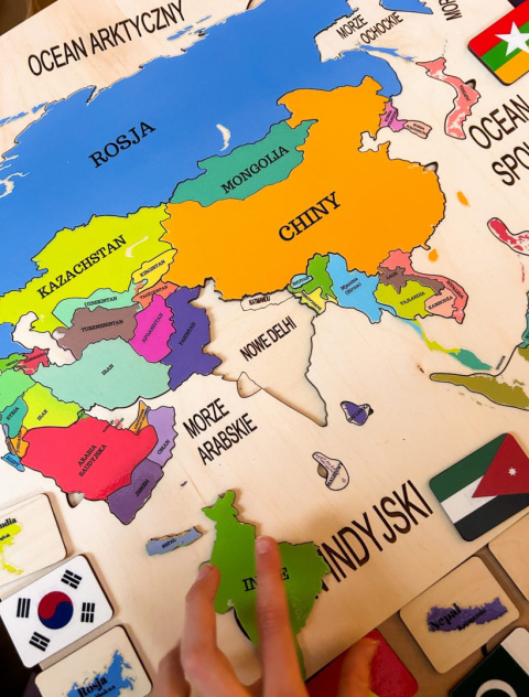 Drewniana Mapa Azji Montessori - flagi państw azjatyckich, państwa Azji Drewniana Mapa Azji Montessori - flagi państw azjatyckich, państwa Azji