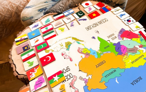 Drewniana Mapa Azji Montessori - flagi państw azjatyckich, państwa Azji Drewniana Mapa Azji Montessori - flagi państw azjatyckich, państwa Azji