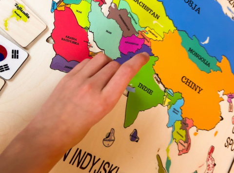 Drewniana Mapa Azji Montessori - flagi państw azjatyckich, państwa Azji Drewniana Mapa Azji Montessori - flagi państw azjatyckich, państwa Azji