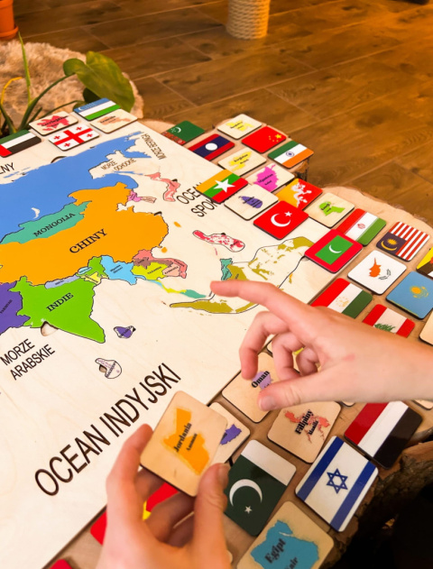 Drewniana Mapa Azji Montessori - flagi państw azjatyckich, państwa Azji Drewniana Mapa Azji Montessori - flagi państw azjatyckich, państwa Azji