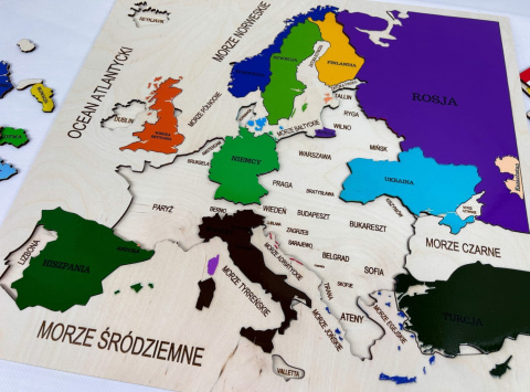 Drewniana Mapa Europy Montessori - flagi państw europejskich, państwa Europy Drewniana Mapa Europy Montessori - flagi państw europejskich, państwa Europy