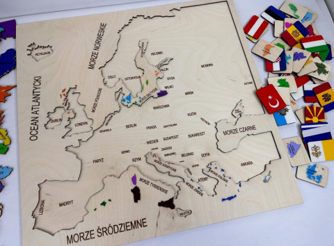 Drewniana Mapa Europy Montessori - flagi państw europejskich, państwa Europy Drewniana Mapa Europy Montessori - flagi państw europejskich, państwa Europy